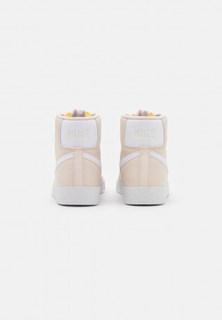 Nike Sportswear BLAZER MID #x27;77 NEXT NATURE 2 Sneaker high light orewood brown/white BLAZER MID #x27;77 NEXT NATURE 2 — Высокие кроссовки женские светло-коричневый/белый