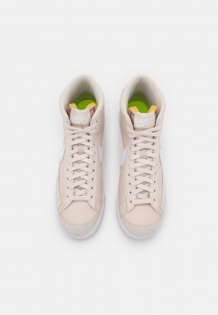 Nike Sportswear BLAZER MID #x27;77 NEXT NATURE 2 Sneaker high light orewood brown/white BLAZER MID #x27;77 NEXT NATURE 2 — Высокие кроссовки женские светло-коричневый/белый