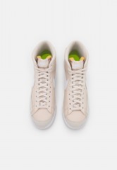 Nike Sportswear BLAZER MID #x27;77 NEXT NATURE 2 Sneaker high light orewood brown/white BLAZER MID #x27;77 NEXT NATURE 2 — Высокие кроссовки женские светло-коричневый/белый