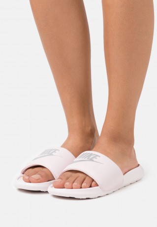 Nike Sportswear VICTORI ONE SLIDE Pantolette flach barely rose/metallic silver VICTORI ONE SLIDE Мюли на плоской подошве едва розовый/серебристый металлик