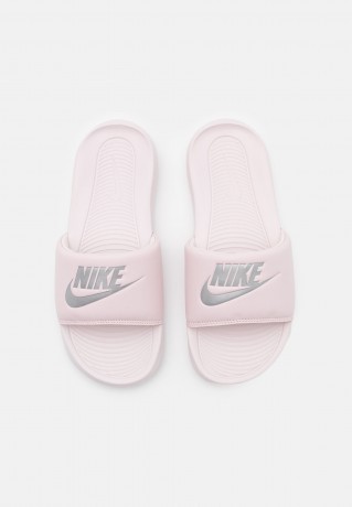 Nike Sportswear VICTORI ONE SLIDE Pantolette flach barely rose/metallic silver VICTORI ONE SLIDE Мюли на плоской подошве едва розовый/серебристый металлик