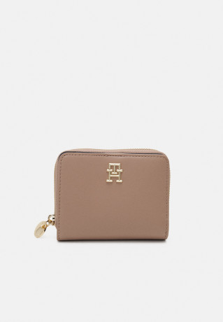 Tommy Hilfiger CHIC MED DOUBLE FUNCTION Wallet oat milk CHIC MED DOUBLE FUNCTION Бумажник овсяное молоко