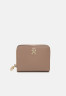 Tommy Hilfiger CHIC MED DOUBLE FUNCTION Wallet oat milk CHIC MED DOUBLE FUNCTION Бумажник овсяное молоко