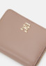 Tommy Hilfiger CHIC MED DOUBLE FUNCTION Wallet oat milk CHIC MED DOUBLE FUNCTION Бумажник овсяное молоко