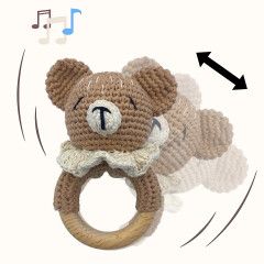 Angels Baby Gehakelte Babyrassel aus Baumwolle mit Beissring aus Holz in niedlichem Tiermotiv Вязаная крючком детская погремушка из хлопка с деревянным колечком для прорезывания зубов в милом зверином мотиве.