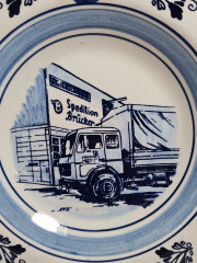Тарелка декоративная винтажная Delft Blue "Авто экспедиторской компании Brucker", фарфор, 20 см, Голландия, 1960-70гг.