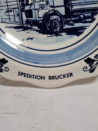 Тарелка декоративная винтажная Delft Blue "Авто экспедиторской компании Brucker", фарфор, 20 см, Голландия, 1960-70гг.