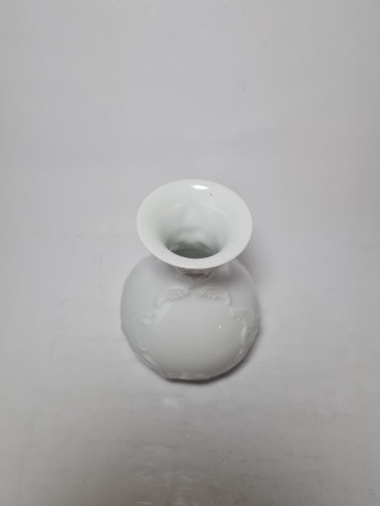 Royal Porzellan Bavaria KPM Фарфоровая белая ваза с фактурным рисунком цветов, Германия, 1960-70гг.