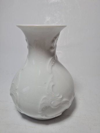 Royal Porzellan Bavaria KPM Фарфоровая белая ваза с фактурным рисунком цветов, Германия, 1960-70гг.