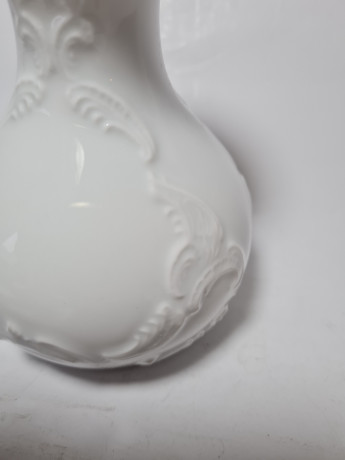 Royal Porzellan Bavaria KPM Фарфоровая белая ваза с фактурным рисунком цветов, Германия, 1960-70гг.