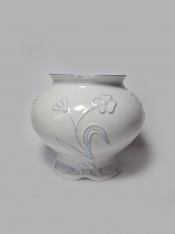 Seltmann Weiden Bavaria Белая фарфоровая ваза с фактурным цветочным рисунком в голубых тонах, 13,5см x 17см, Германия, 1960-70гг.