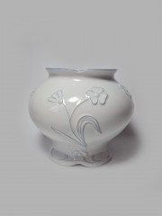 Seltmann Weiden Bavaria Белая фарфоровая ваза с фактурным цветочным рисунком в голубых тонах, 13,5см x 17см, Германия, 1960-70гг.