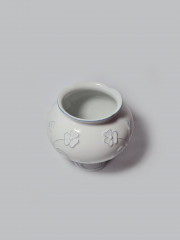 Seltmann Weiden Bavaria Белая фарфоровая ваза с фактурным цветочным рисунком в голубых тонах, 13,5см x 17см, Германия, 1960-70гг.