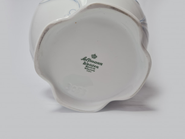 Seltmann Weiden Bavaria Белая фарфоровая ваза с фактурным цветочным рисунком в голубых тонах, 13,5см x 17см, Германия, 1960-70гг.