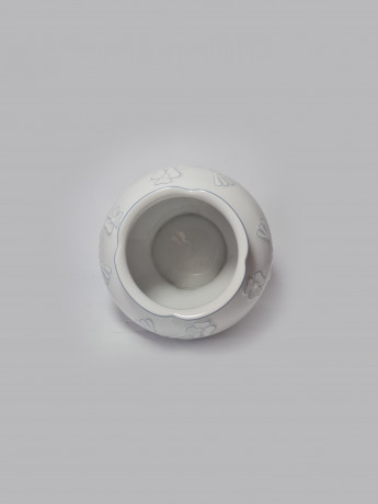 Seltmann Weiden Bavaria Белая фарфоровая ваза с фактурным цветочным рисунком в голубых тонах, 13,5см x 17см, Германия, 1960-70гг.