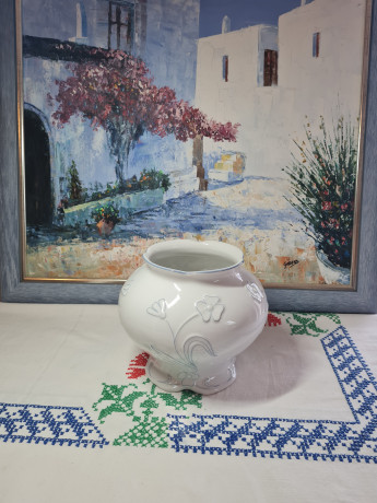 Seltmann Weiden Bavaria Белая фарфоровая ваза с фактурным цветочным рисунком в голубых тонах, 13,5см x 17см, Германия, 1960-70гг.