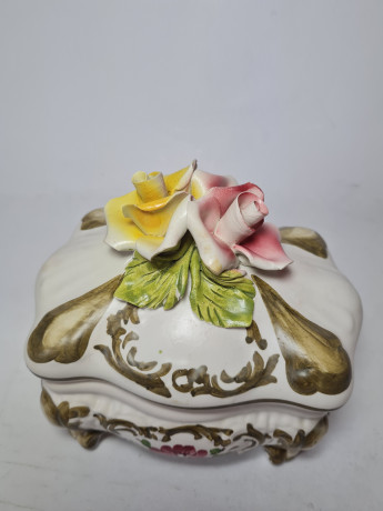 Bassano im Stil Шкатулка с фактурным цветочным узором "Розы", ручная роспись, 15 x 10 x 13,5 см, Италия, 1960-70гг.