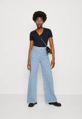 Tommy Hilfiger SLIM CODY NECK Print T-shirt desert sky SLIM CODY NECK Футболка с принтом небо пустыни