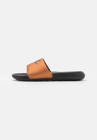 Nike Sportswear VICTORI ONE SLIDE Pantolette flach black/metallic copper VICTORI ONE SLIDE Мюли на плоской подошве черный/медный металлик