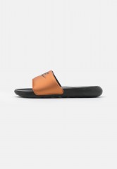 Nike Sportswear VICTORI ONE SLIDE Pantolette flach black/metallic copper VICTORI ONE SLIDE Мюли на плоской подошве черный/медный металлик