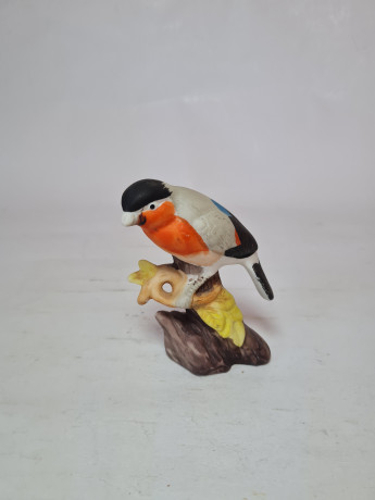 Статуэтка винтажная миниатюрная "Снегирь на ветке", фарфор, 9 x 8 см, Тайвань, 1960-70гг.