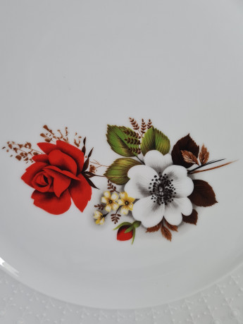 Тарелка винтажная ALT Tirschenreuth 1838, белый фарфор с бело-красным цветочным орнаментом и фактурным краем, 25,5 x 2,5 см, Германия, 1960-70гг.