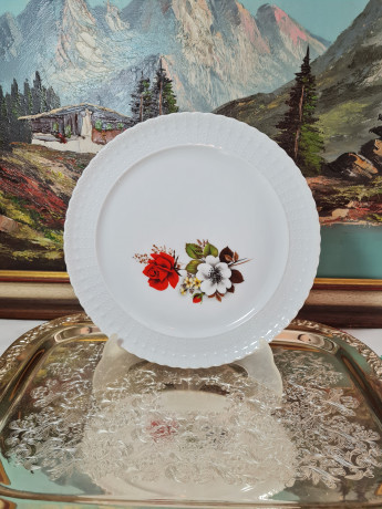Тарелка винтажная ALT Tirschenreuth 1838, белый фарфор с бело-красным цветочным орнаментом и фактурным краем, 25,5 x 2,5 см, Германия, 1960-70гг.