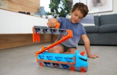 Mattel Hot Wheels 2-in-1 Rennbahn-Transporter inkl. 3 Spielzeugautos Гоночная машина Hot Wheels 2-в-1 с 3 игрушечными машинками