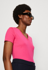 Tommy Hilfiger SLIM CODY NECK Print T-shirt bright cerise pink SLIM CODY NECK Футболка с принтом ярко-вишнево-розовый