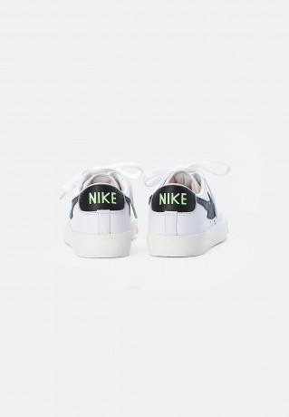 Nike Sportswear NIKE BLAZER LOW  Sneaker low white/aquamarine-lime glow-off noir-sail NIKE BLAZER LOW — Низкие кроссовки женские белый/аквамариново-лаймовый светящийся нуар-парус