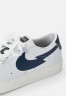 Nike Sportswear NIKE BLAZER LOW  Sneaker low white/aquamarine-lime glow-off noir-sail NIKE BLAZER LOW — Низкие кроссовки женские белый/аквамариново-лаймовый светящийся нуар-парус