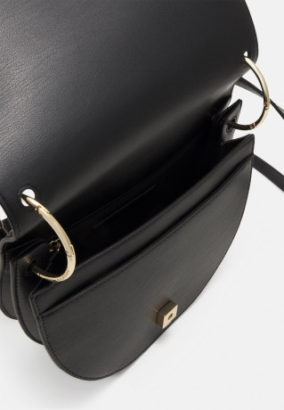 Tommy Hilfiger CHIC SADDLE Across body bag black CHIC SADDLE Сумка через плечо черный