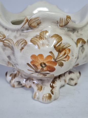 Ваза декоративная винтажная с оранжево-красным цветочным декором, ручная роспись, 17,5 x 11,5 x 10,5 см, Германия, 1960-70гг.