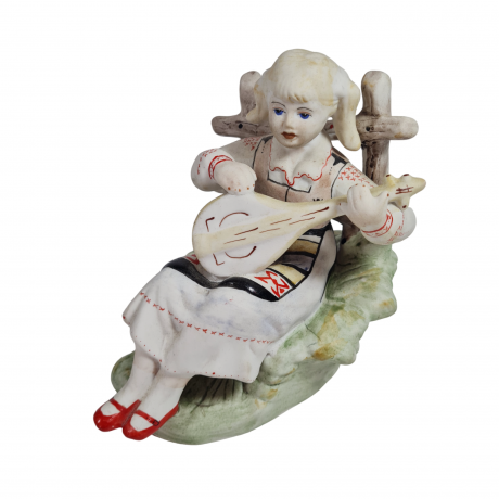 Фигурка винтажная Rumanien "Сидящая девушка с инструментом", фарфор, 17 см, Германия, 1960-70гг.