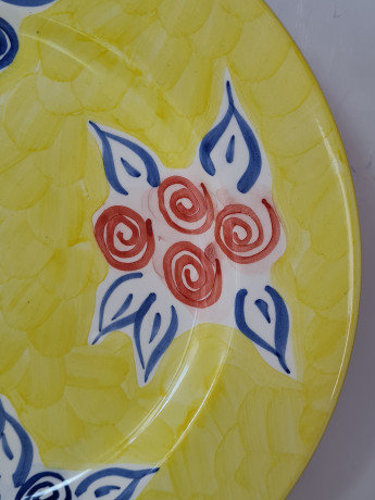 Тарелка винтажная Im Stil Mercantile, желтая с лиловыми цветками, керамика, 27 см, 2 шт., Германия, 1960-70гг.