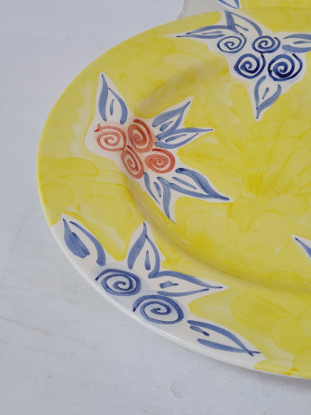 Тарелка винтажная Im Stil Mercantile, желтая с лиловыми цветками, керамика, 27 см, 2 шт., Германия, 1960-70гг.