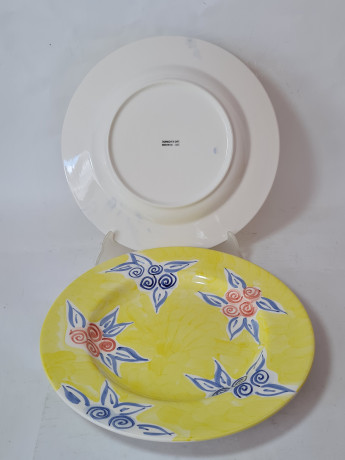 Тарелка винтажная Im Stil Mercantile, желтая с лиловыми цветками, керамика, 27 см, 2 шт., Германия, 1960-70гг.