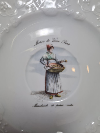Lierre Lauvage CNP France Винтажная тарелка с фактурным краем "Продавщица на ярмарке в Париже", Франция, 1960-70гг.
