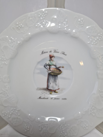 Lierre Lauvage CNP France Винтажная тарелка с фактурным краем "Продавщица на ярмарке в Париже", Франция, 1960-70гг.