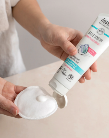 lavera BASIS SENSITIVE Reinigungsmilch Очищающее молочко lavera BASIS SENSITIVE 125мл