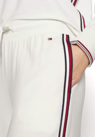 Tommy Hilfiger LONG PANTS TAPE EXT SIZES Tracksuit bottoms ecru LONG PANTS TAPE EXT SIZES Спортивные штаны экрю
