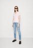 Tommy Hilfiger SLIM CODY NECK Print T-shirt pastel pink SLIM CODY NECK Футболка с принтом пастельно-рзовый
