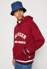 Tommy Hilfiger TOMMY HILFIGER X SHAWN MENDES HOODIE UNISEX Hoodie rouge TOMMY HILFIGER X SHAWN MENDES HOODIE UNISEX Худи румяна