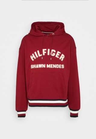 Tommy Hilfiger TOMMY HILFIGER X SHAWN MENDES HOODIE UNISEX Hoodie rouge TOMMY HILFIGER X SHAWN MENDES HOODIE UNISEX Худи румяна