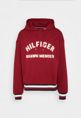 Tommy Hilfiger TOMMY HILFIGER X SHAWN MENDES HOODIE UNISEX Hoodie rouge TOMMY HILFIGER X SHAWN MENDES HOODIE UNISEX Худи румяна