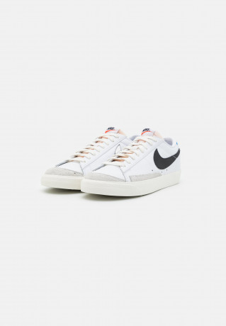 Nike Sportswear BLAZER 77 VNTG UNISEX Sneaker low white/black/light photo blue/sail/team orange BLAZER 77 VNTG UNISEX Низкие кроссовки женские белый/черный/светло-голубой/парус/оранжевый