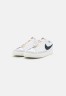 Nike Sportswear BLAZER 77 VNTG UNISEX Sneaker low white/black/light photo blue/sail/team orange BLAZER 77 VNTG UNISEX Низкие кроссовки женские белый/черный/светло-голубой/парус/оранжевый