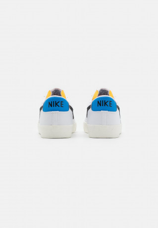 Nike Sportswear BLAZER 77 VNTG UNISEX Sneaker low white/black/light photo blue/sail/team orange BLAZER 77 VNTG UNISEX Низкие кроссовки женские белый/черный/светло-голубой/парус/оранжевый