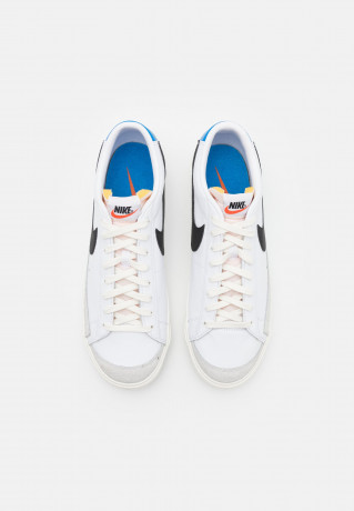 Nike Sportswear BLAZER 77 VNTG UNISEX Sneaker low white/black/light photo blue/sail/team orange BLAZER 77 VNTG UNISEX Низкие кроссовки женские белый/черный/светло-голубой/парус/оранжевый