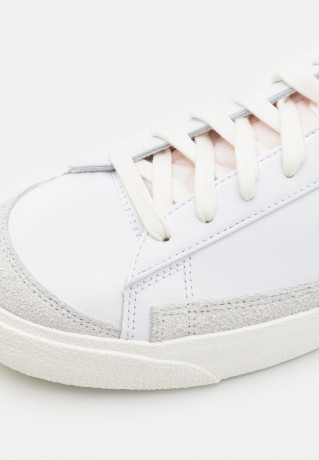 Nike Sportswear BLAZER 77 VNTG UNISEX Sneaker low white/black/light photo blue/sail/team orange BLAZER 77 VNTG UNISEX Низкие кроссовки женские белый/черный/светло-голубой/парус/оранжевый